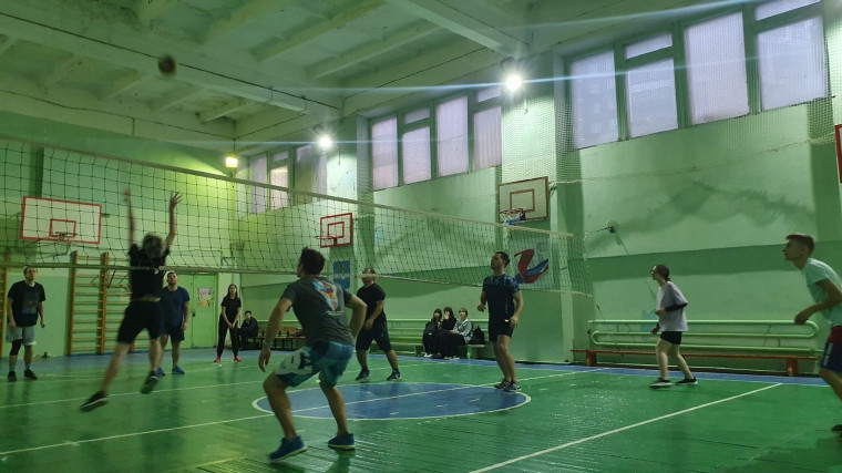Товарищеская встреча по волейболу между командами учителей и учеников нашей школы и средней школы №25 г. Калуги.