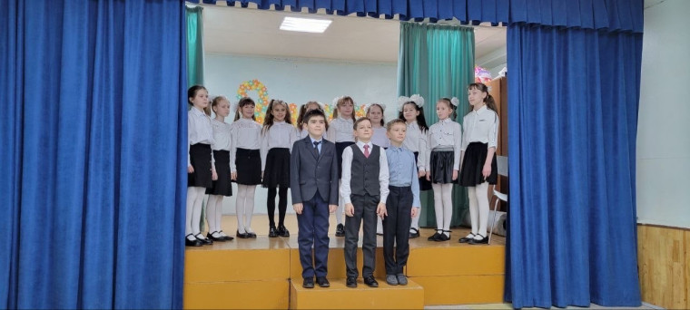 В школе прошел праздничный концерт, посвященный Международному женскому Дню 8 Марта.