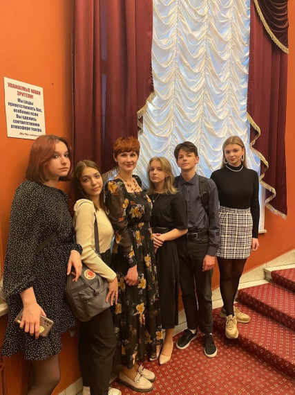 10 апреля актив 8 &quot;В&quot; класса и их классный руководитель Лаврова Виктория Сергеевна посетили замечательный спектакль &quot;Медный всадник&quot;.