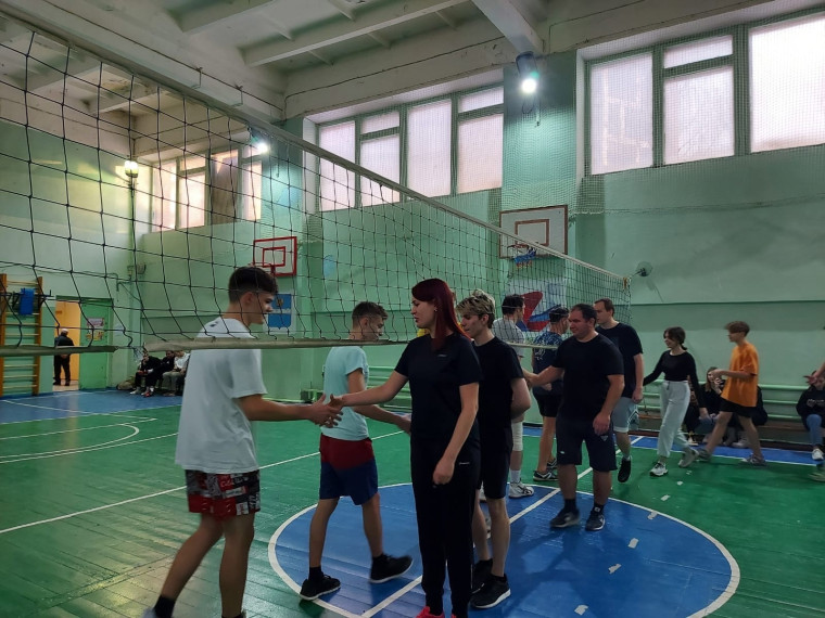 Товарищеская встреча по волейболу между командами учителей и учеников нашей школы и средней школы №25 г. Калуги.